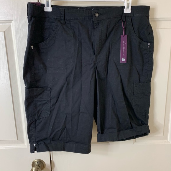 Gloria Vanderbilt Pants - NWT SIZE 16 GLORIA VANDERBILT BERMUDA SHORT BLK
